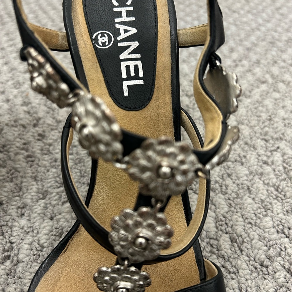 AUTHENTIC Chanel Black Sandals with Silver Flowers, Size 37.5 - Picture 3 of 7